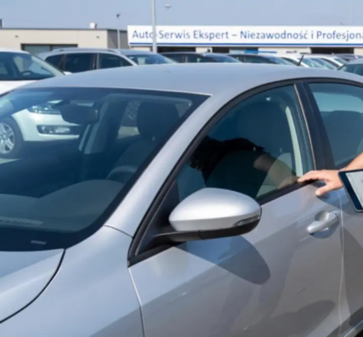 Ekspert sprawdzający stan techniczny używanego samochodu